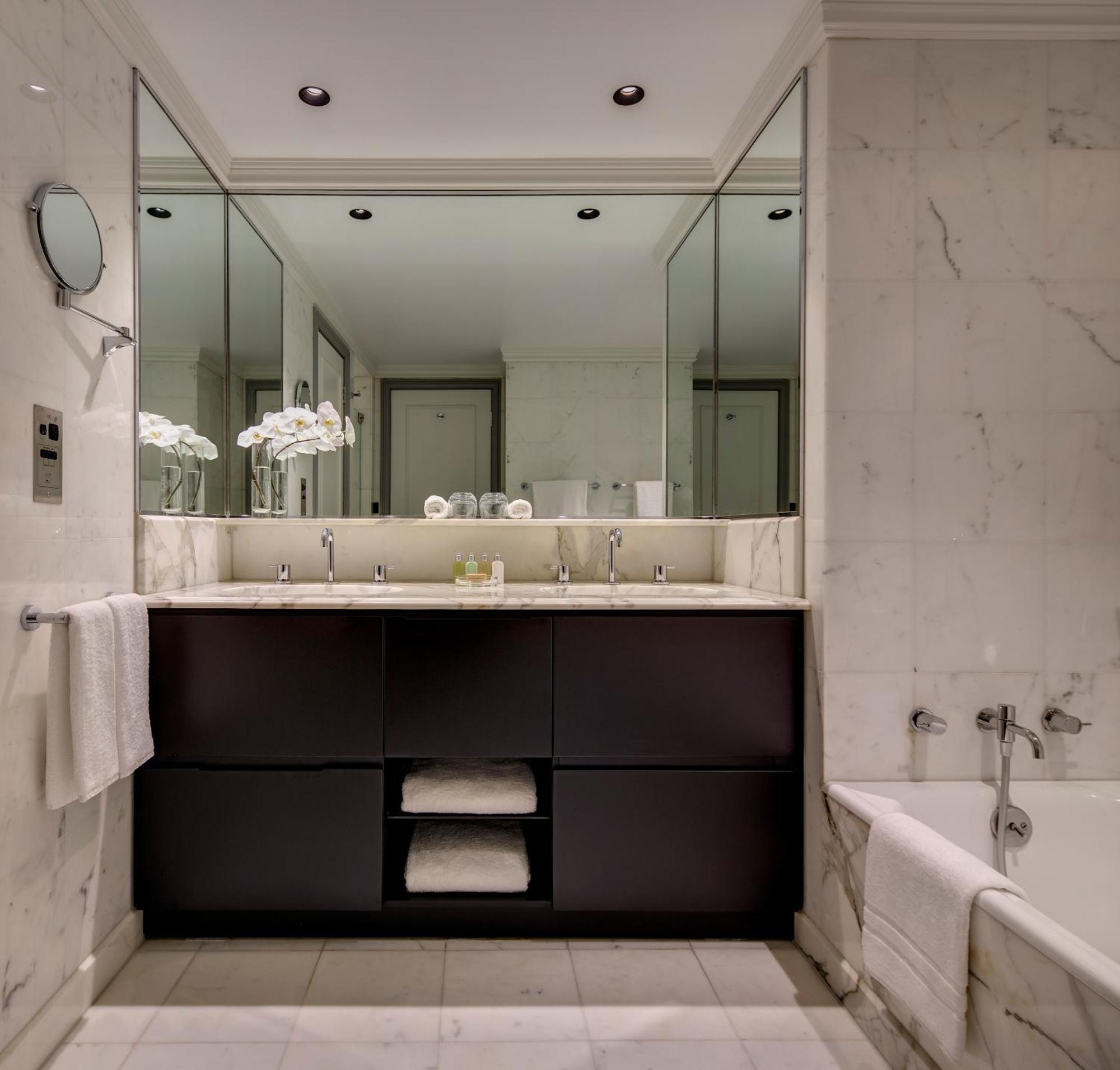 One-Bedroom King Suite Bayside