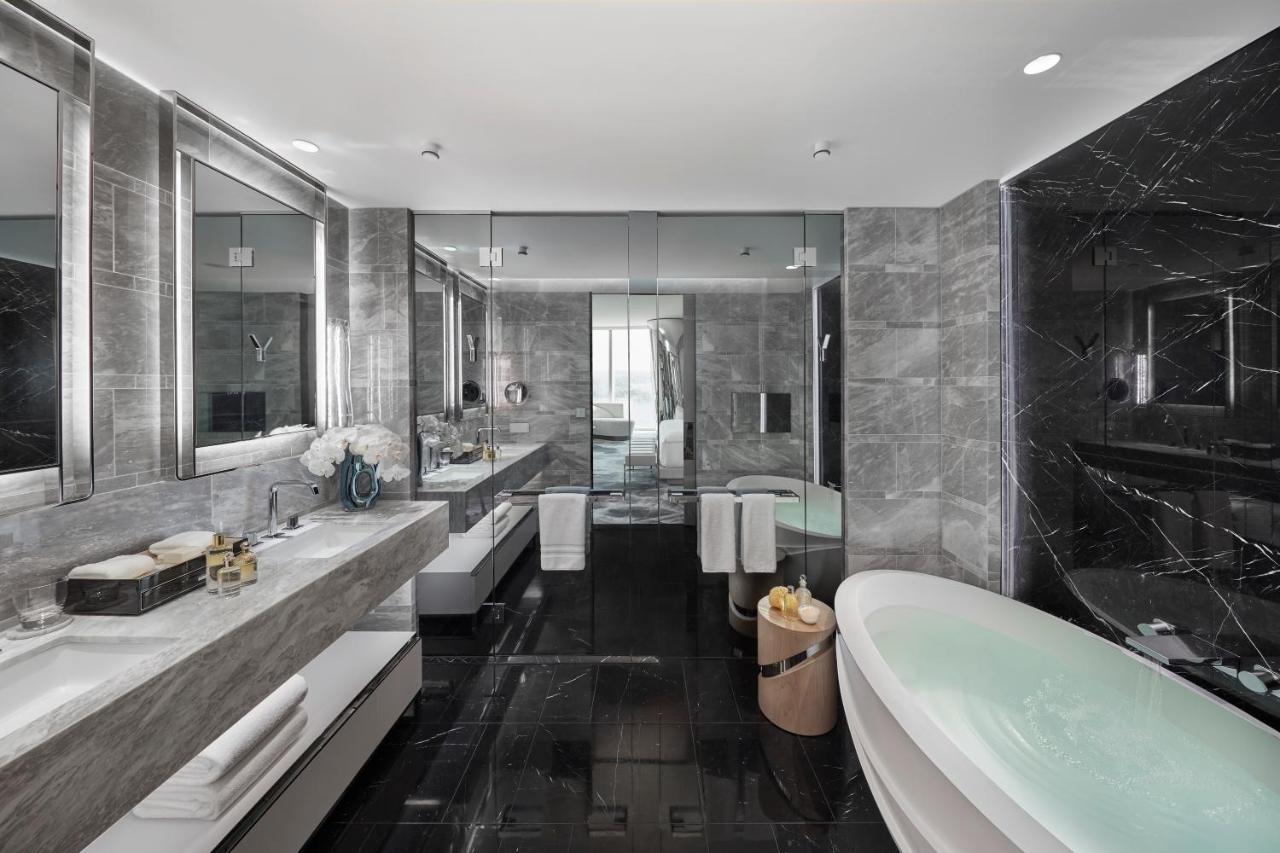 Premier Harbour Bridge Suite