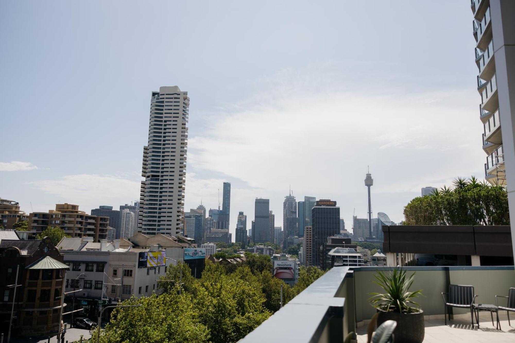 One-Bedroom Suite City Skyline View Terrace Access