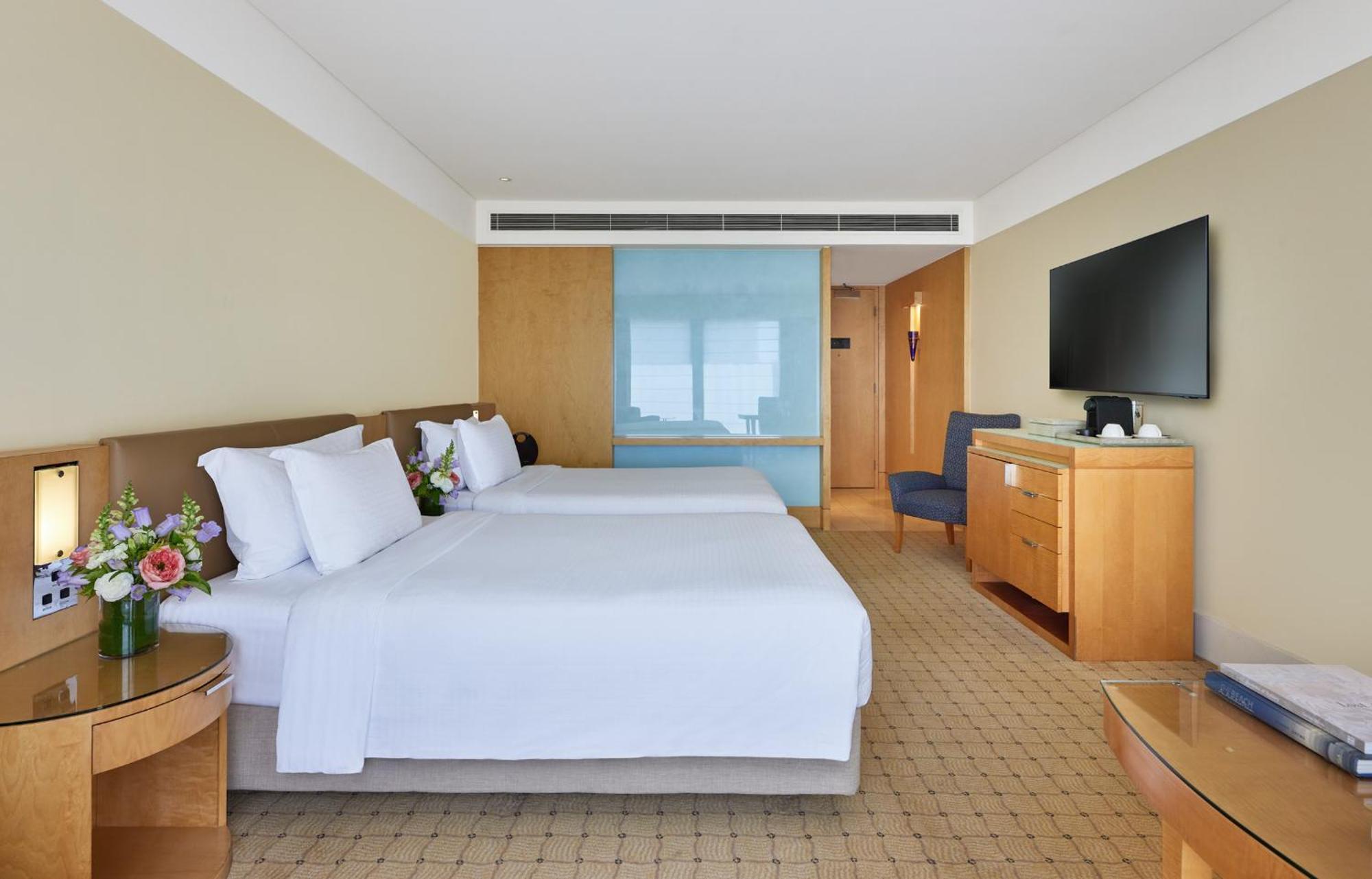 Executive Deluxe Twin Room Club Access
