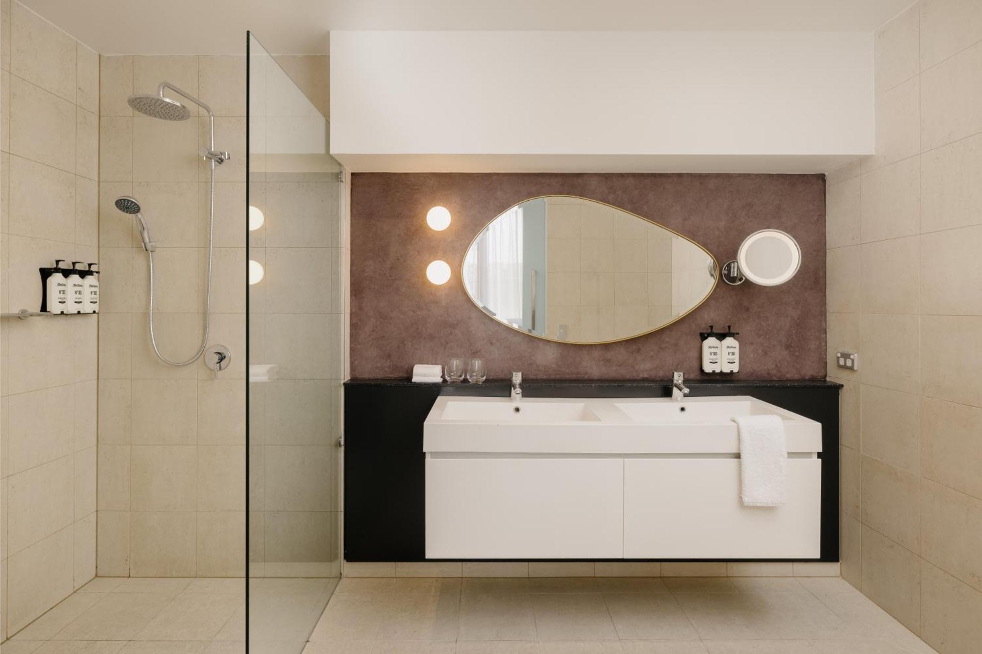 One-Bedroom Suite City Skyline View Terrace Access