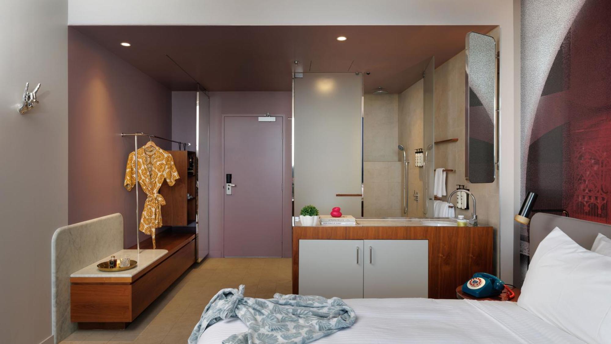 Standard King Room Balcony Harbour View