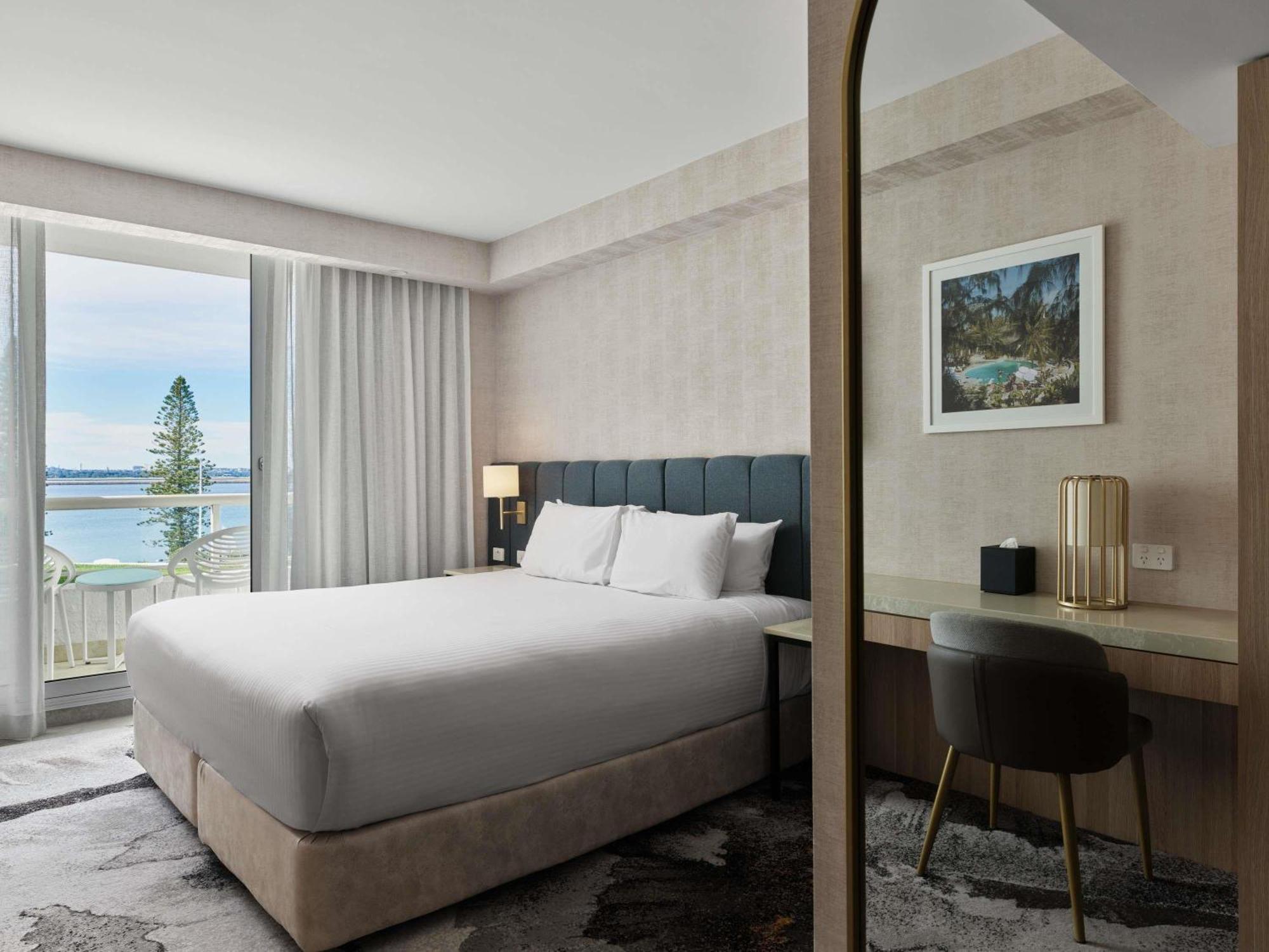 Junior King Suite Bath Bay View