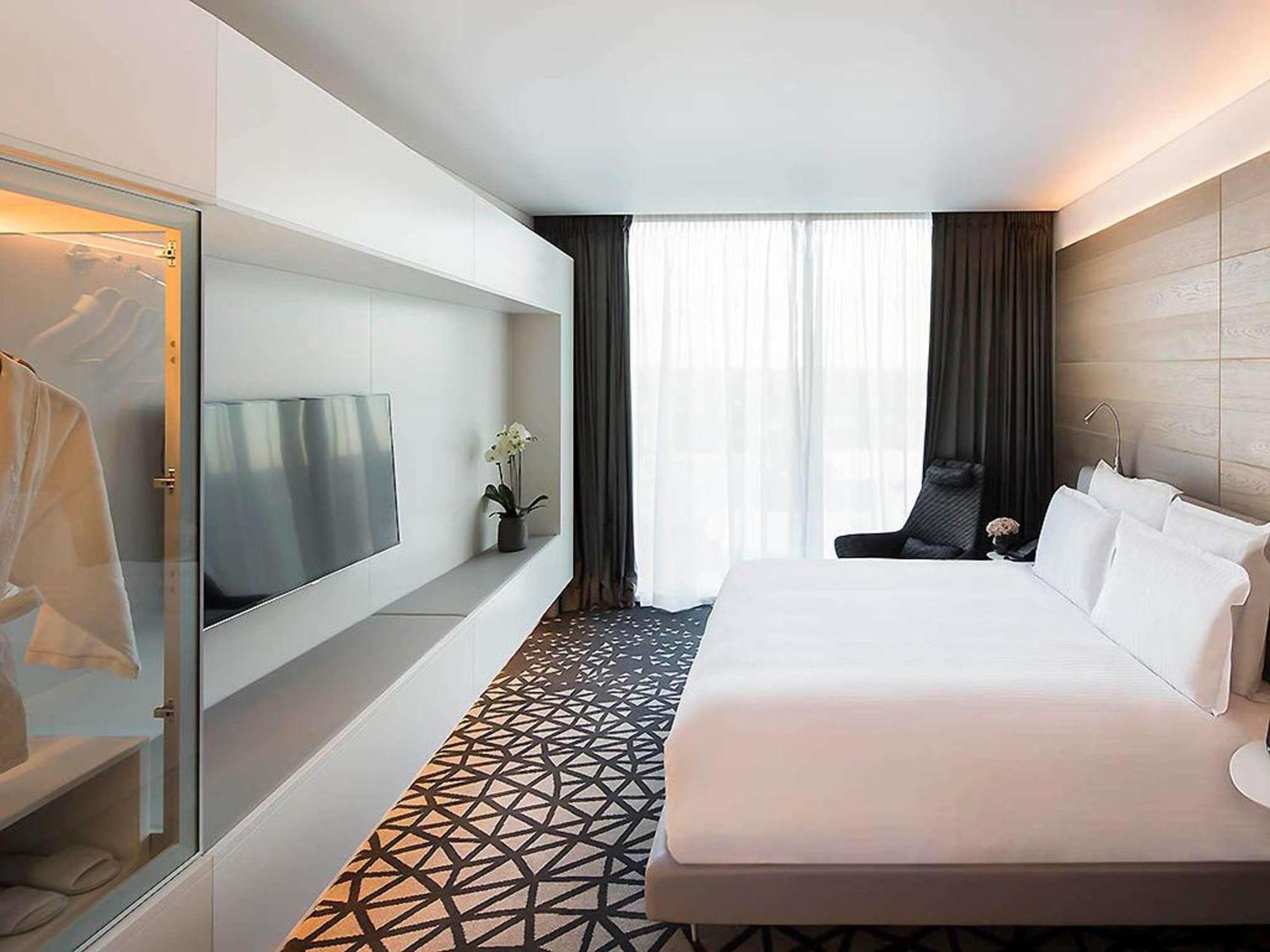 Executive King Corner Suite Separate Lounge Top Floors