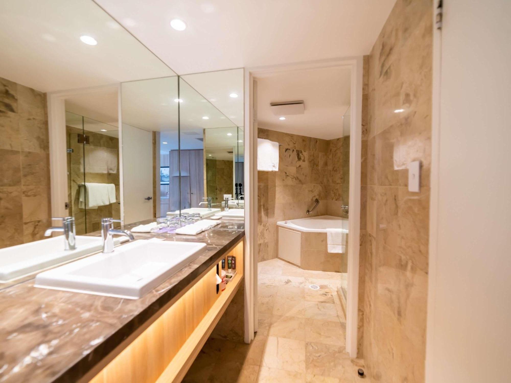 Junior King Suite Bath Bay View