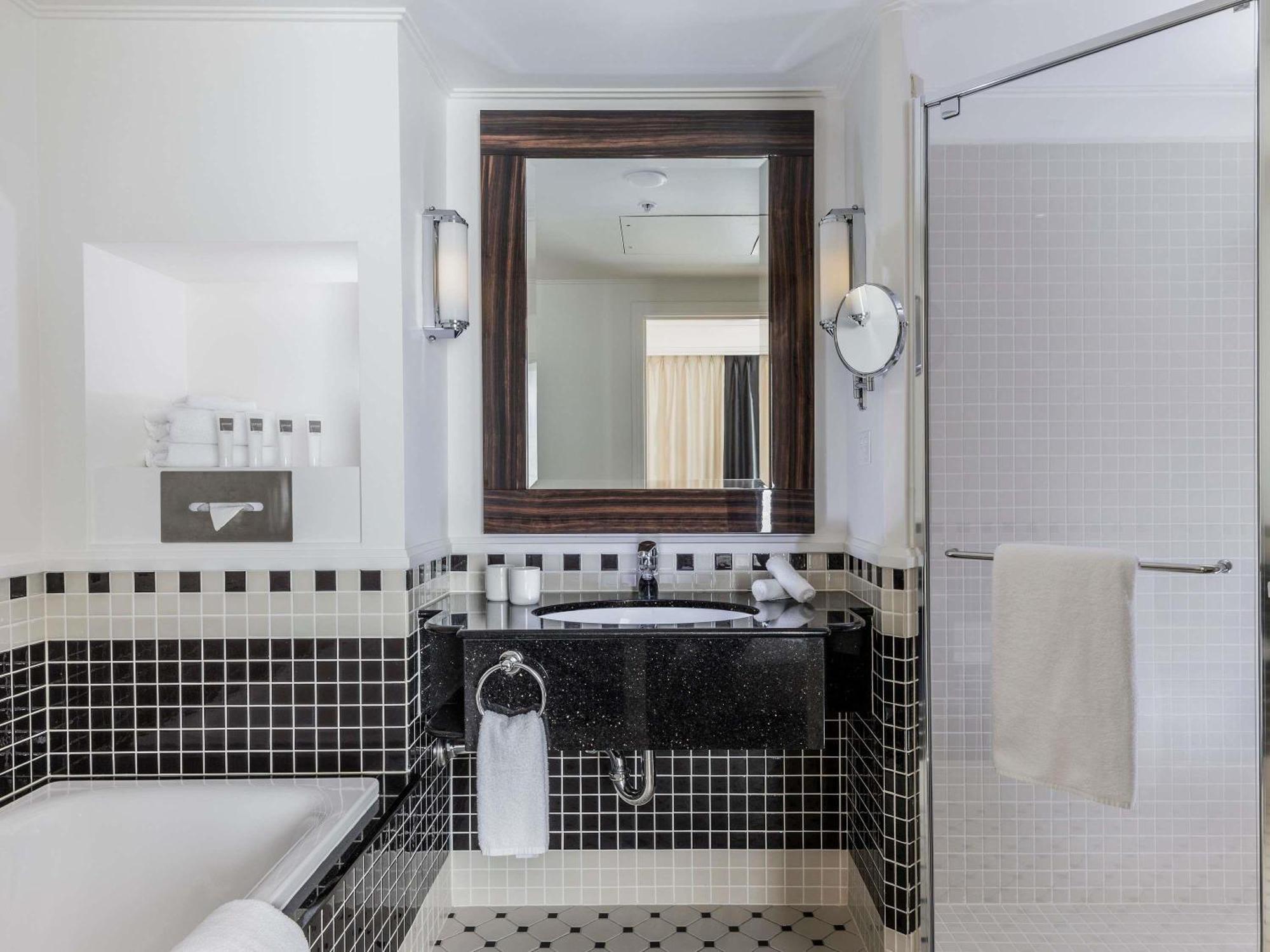 Swiss Advantage Twin Room High Floor