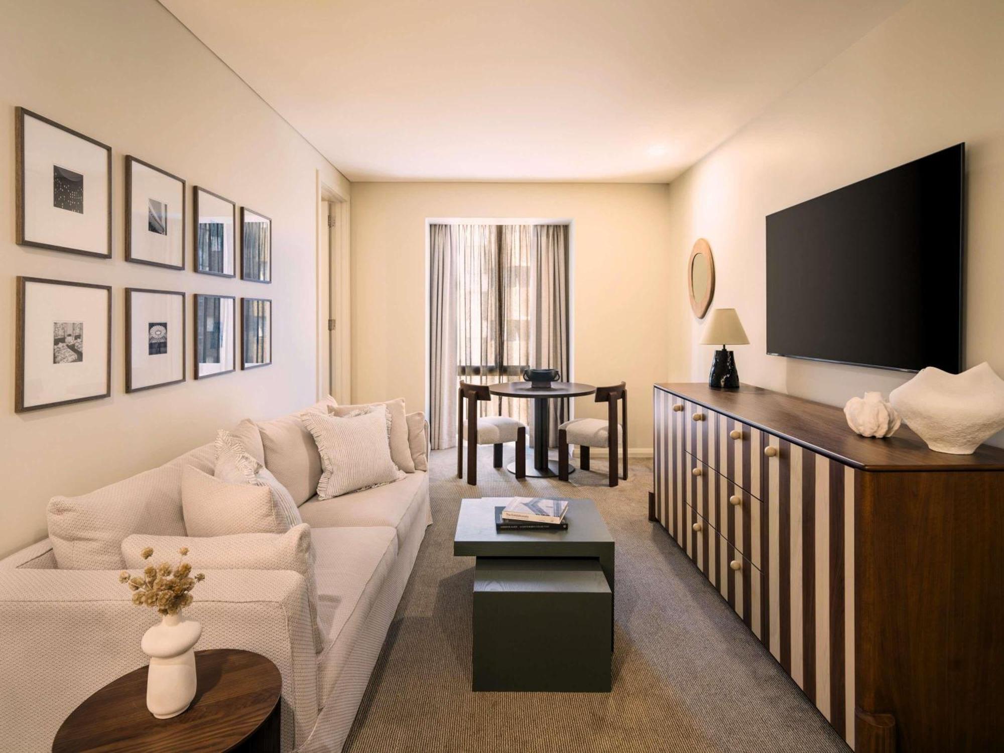Junior Suite King Bed Club Millésime Access