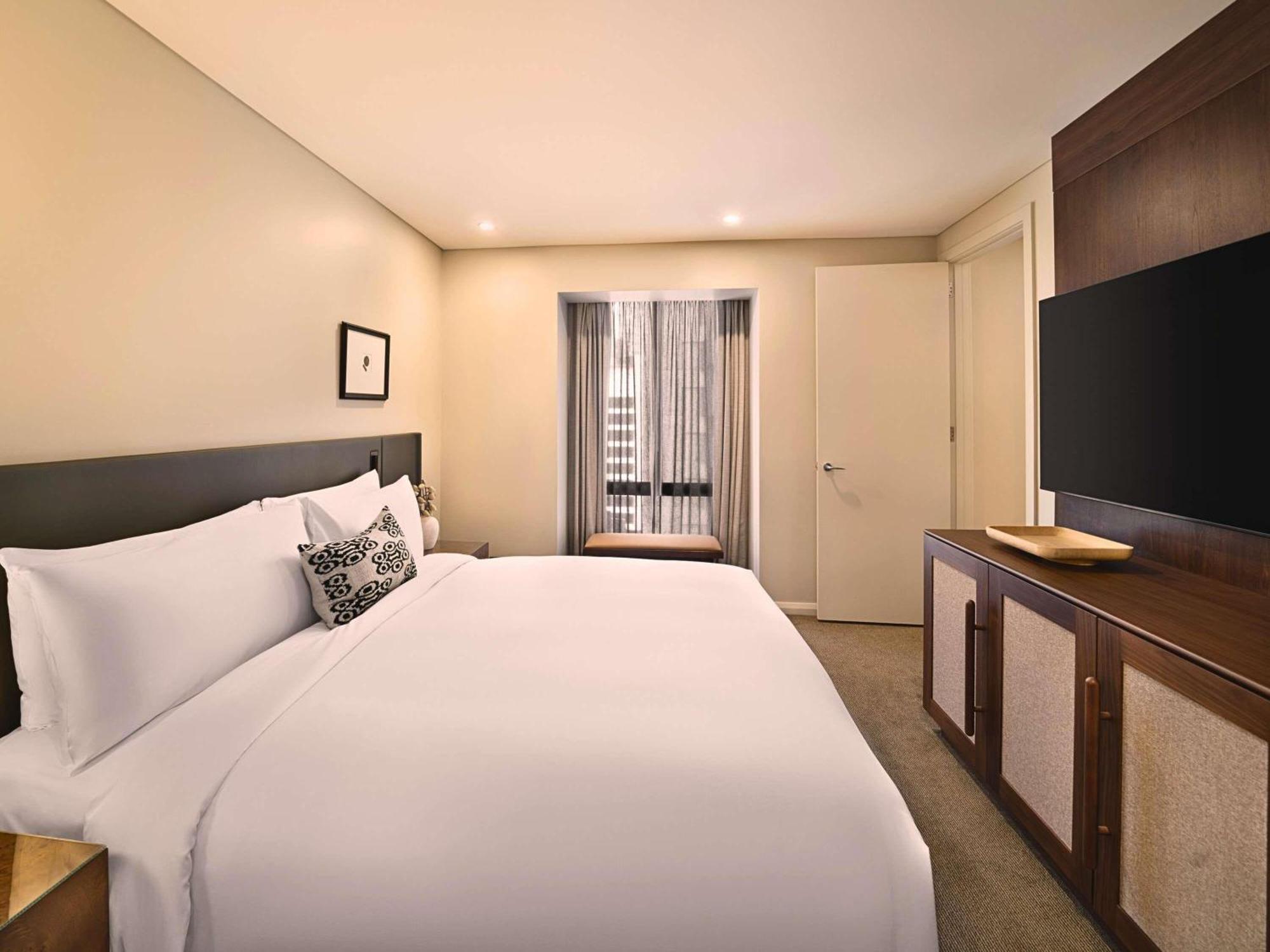 Junior Suite King Bed Club Millésime Access