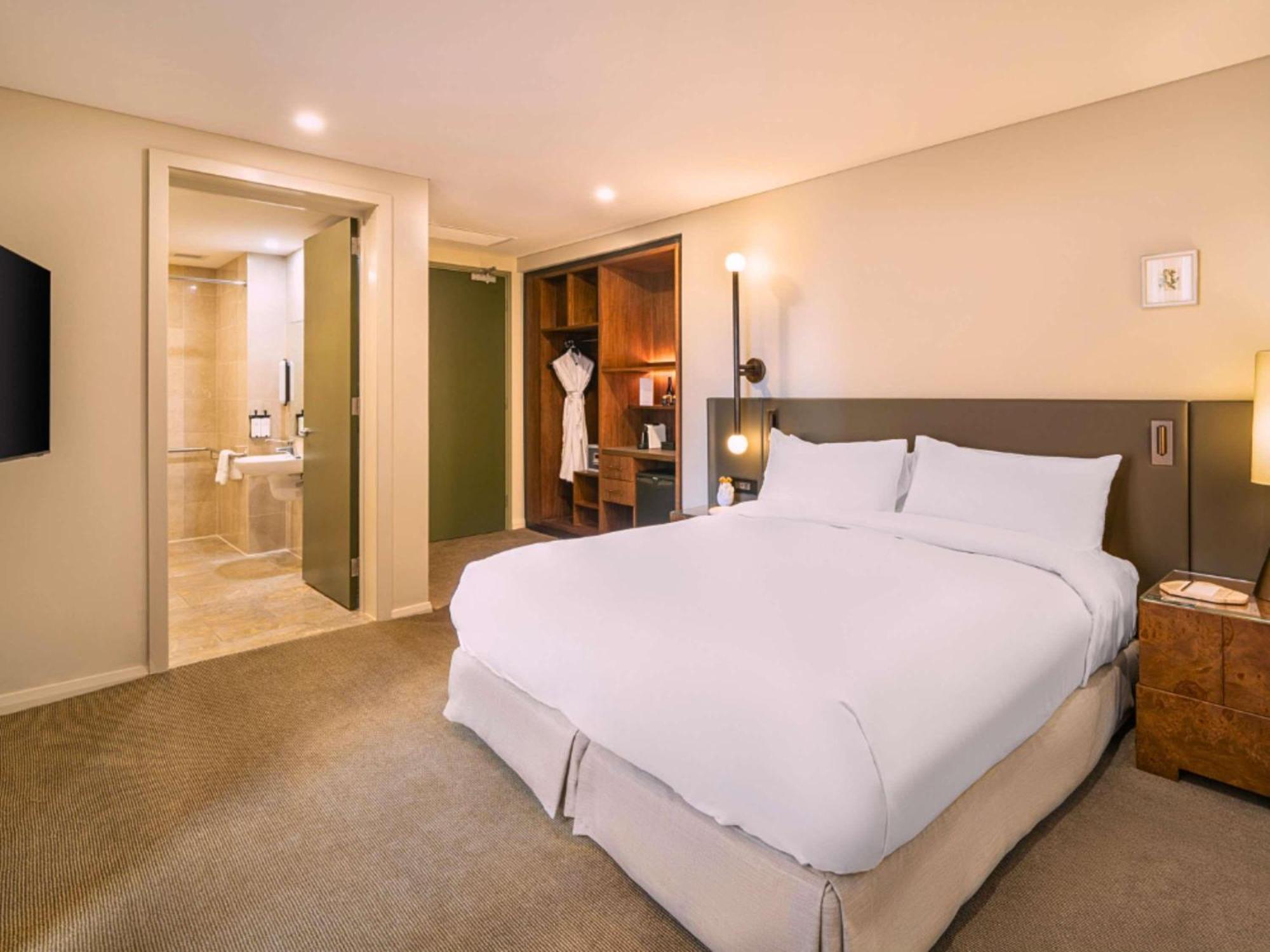 Classic King Room Mobility Access