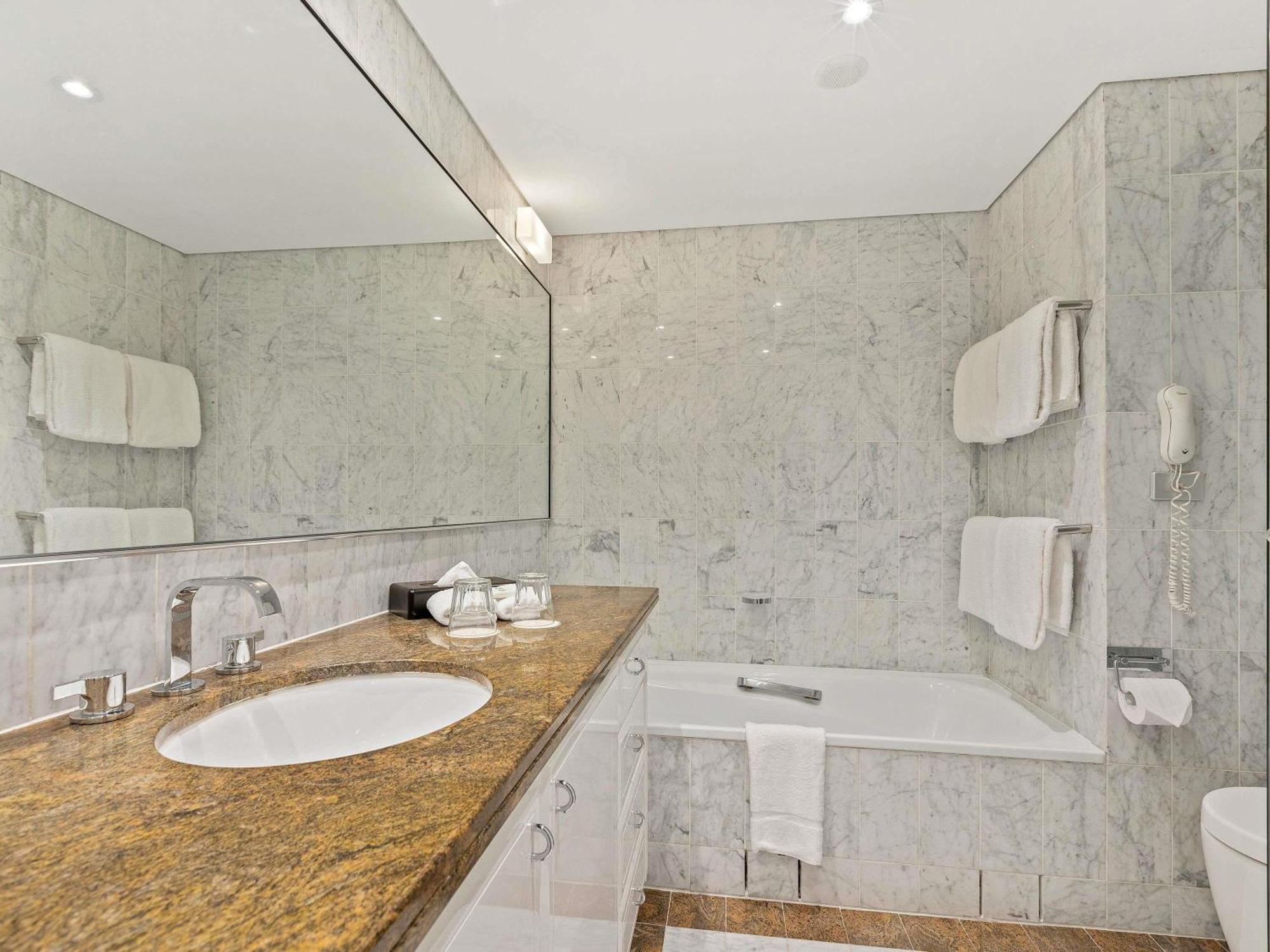 Deluxe Two-Bedroom Apartment Harbour View