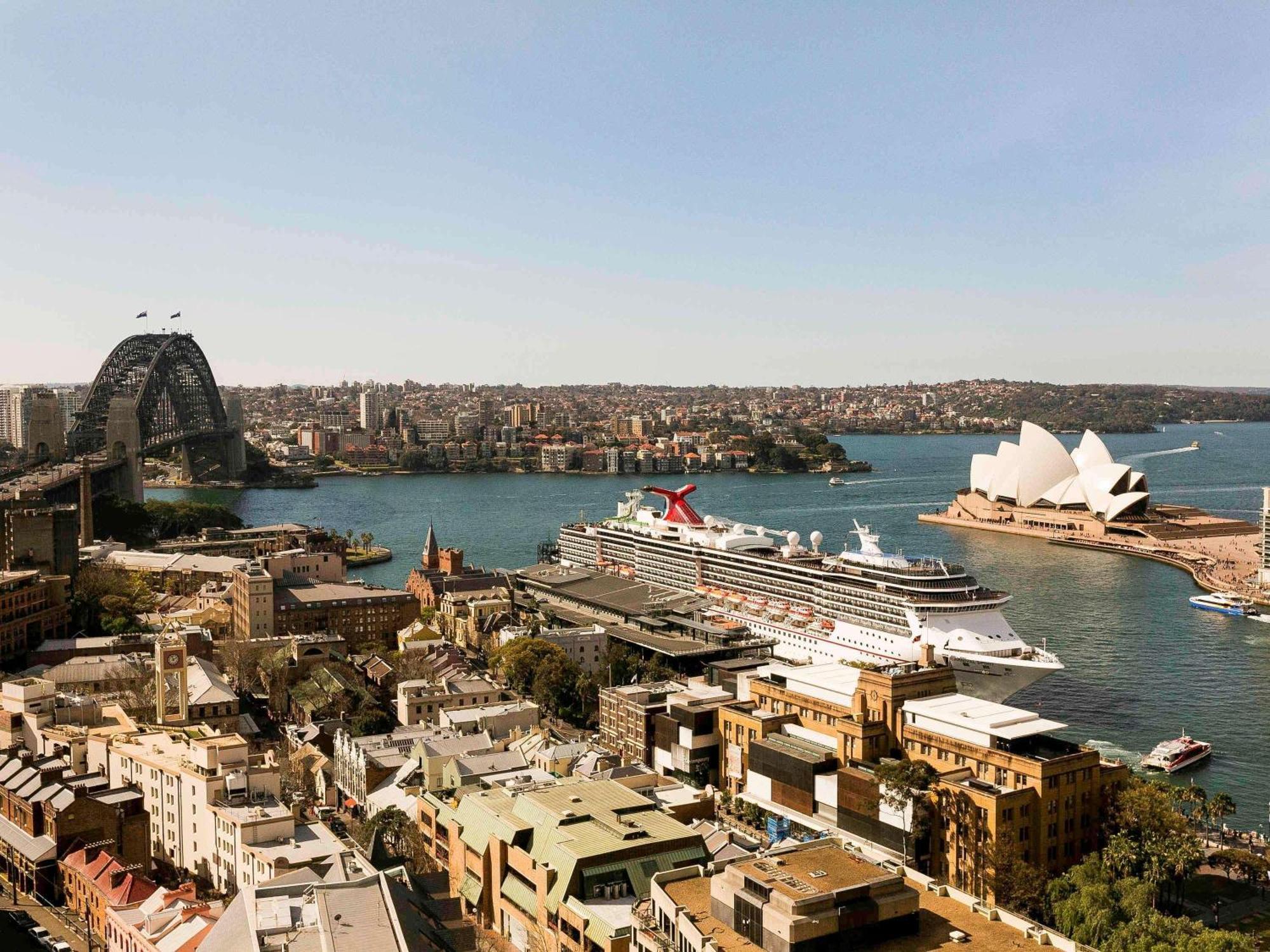 Deluxe Two-Bedroom Apartment Harbour View